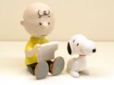 Charlie Brown e Snoopy con libro