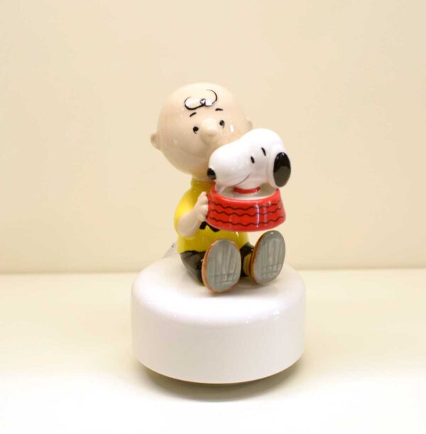 Charlie Brown e Snoopy con ciotola su carillion girevole