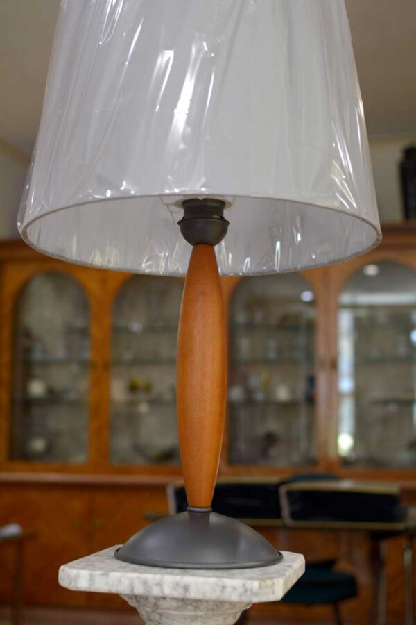Lampada da tavolo con paralume in stoffa grigio, fusto in legno ciliegio e base grigia