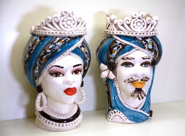 Coppia teste di moro in ceramica di Caltagirone decoro turchese e corona