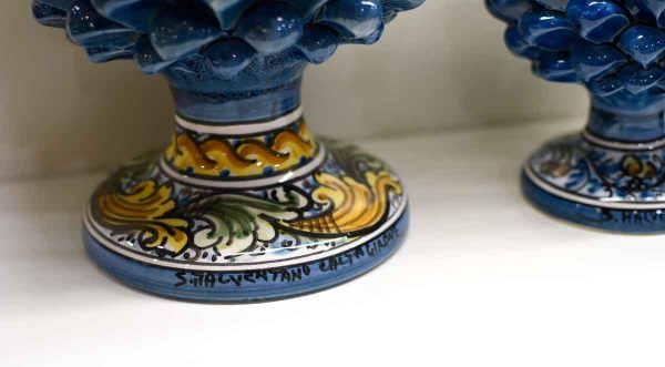 Pigna montata a mano colore blu antico in ceramica di Caltagirone
