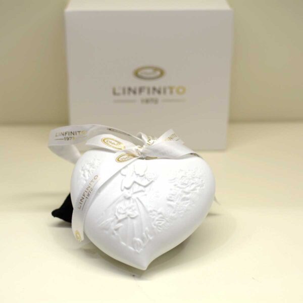Bomboniera matrimonio cuore in finissima porcellana bianca con decoro a rilievo e luce led interna