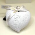 Bomboniera matrimonio cuore in finissima porcellana bianca con decoro a rilievo e luce led interna