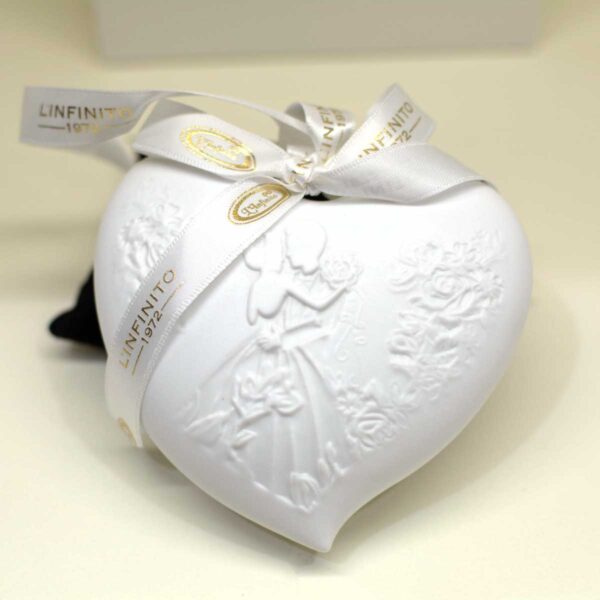 Bomboniera matrimonio cuore in finissima porcellana bianca con decoro a rilievo e luce led interna