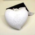 Bomboniera Battesimo cuore in finissima porcellana bianca con decoro a rilievo e luce led interna