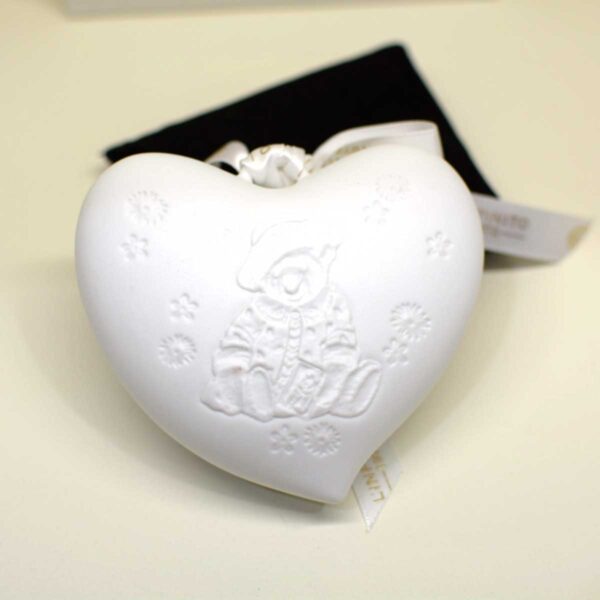 Bomboniera Battesimo cuore in finissima porcellana bianca con decoro a rilievo e luce led interna