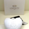 Bomboniera Battesimo cuore in finissima porcellana bianca con decoro a rilievo e luce led interna