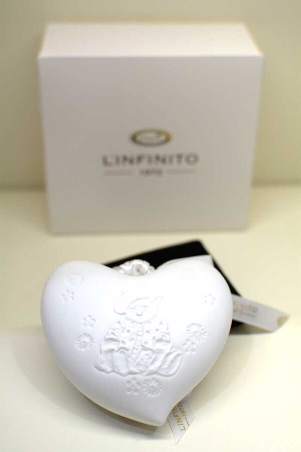 Bomboniera Battesimo cuore in finissima porcellana bianca con decoro a rilievo e luce led interna
