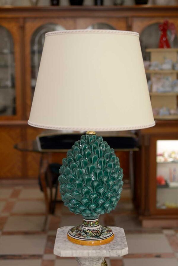 Lume da tavolo con paralume colore avorio Lume da tavolo con paralume colore avorio