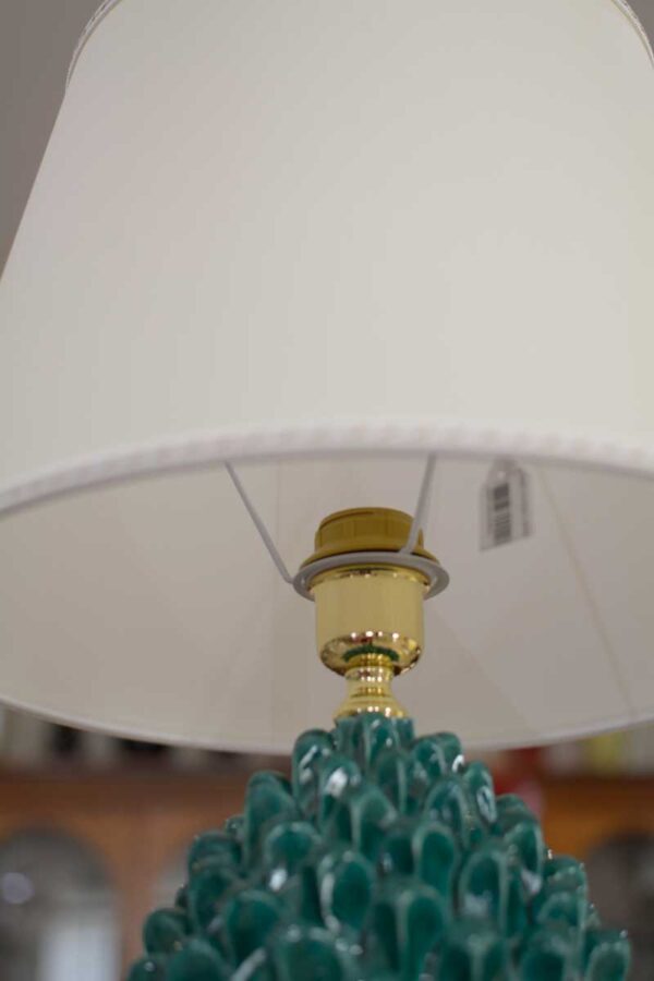 Lume da tavolo con paralume colore avorio Lume da tavolo con paralume colore avorio