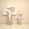 Cristo stilizzato su croce colore bianco e nocciola