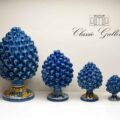 Pigna montata a mano colore blu antico in ceramica di Caltagirone
