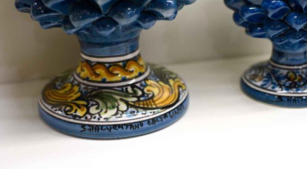 Pigna montata a mano colore blu antico in ceramica di Caltagirone Pigna montata a mano colore blu antico in ceramica di Caltagirone