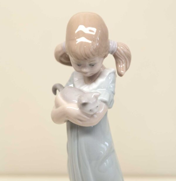 Statuina Ragazza Con Gattini