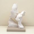 Scultura Bacio su Base Nocciola