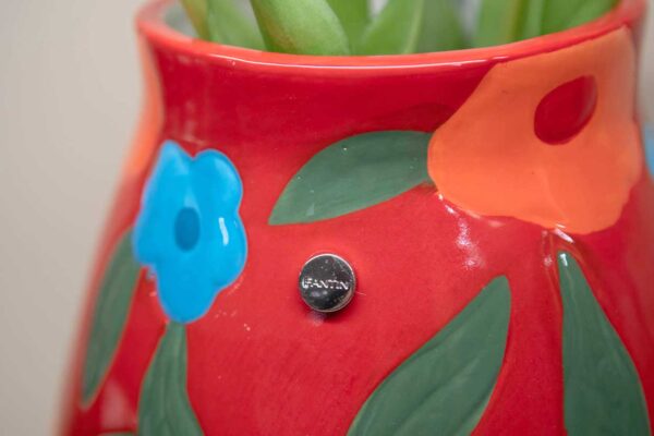Vaso Portafiori Rosso con Fiori Arancio e Blu