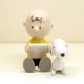 Charlie Brown e Snoopy con libro