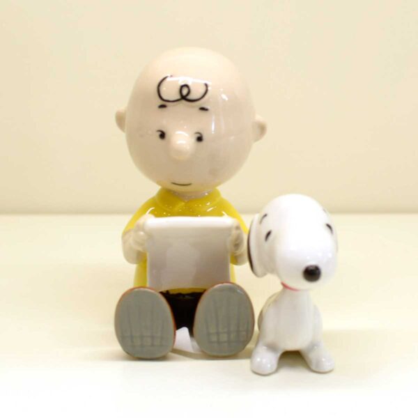 Charlie Brown e Snoopy con libro Charlie Brown e Snoopy con libro