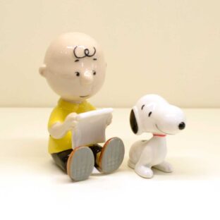 Charlie Brown e Snoopy con libro