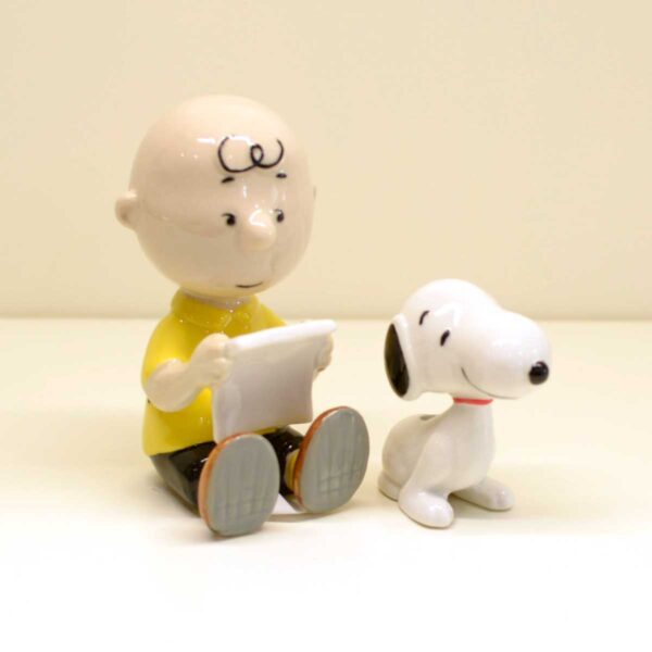 Charlie Brown e Snoopy con libro Charlie Brown e Snoopy con libro