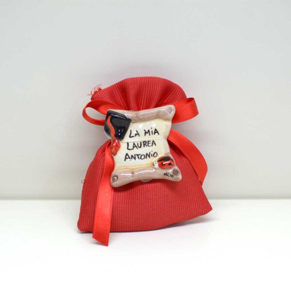 Sacchetto per Laurea soggetto Pergamena con calamita decorata a mano. Sacchetto per Laurea soggetto Pergamena con calamita decorata a mano.