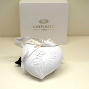 Bomboniera matrimonio cuore in finissima porcellana bianca con decoro a rilievo e luce led interna Bomboniera matrimonio cuore in finissima porcellana bianca con decoro a rilievo e luce led interna