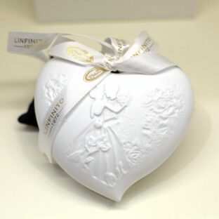 Bomboniera matrimonio cuore in finissima porcellana bianca con decoro a rilievo e luce led interna