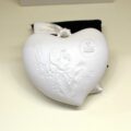Bomboniera Prima Comunione Bambino cuore in finissima porcellana bianca con decoro a rilievo e luce led interna