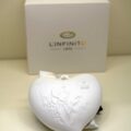 Bomboniera Prima Comunione Bambino cuore in finissima porcellana bianca con decoro a rilievo e luce led interna