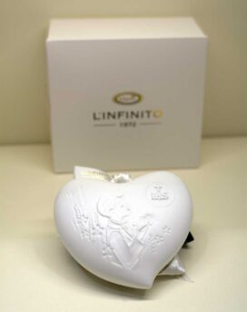 Bomboniera Prima Comunione Bambino cuore in finissima porcellana bianca con decoro a rilievo e luce led interna Bomboniera Prima Comunione Bambino cuore in finissima porcellana bianca con decoro a rilievo e luce led interna