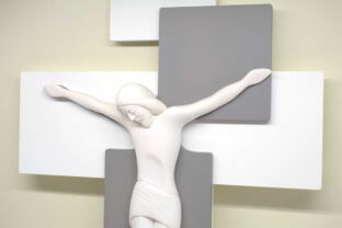 Capezzale Cristo in legno e resina porcellanata Capezzale Cristo in legno e resina porcellanata