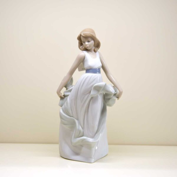 Statuina Giocando nel vento BR 01343 Statuina Giocando nel vento BR 01343