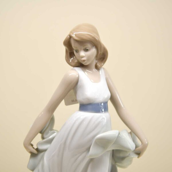 Statuina Giocando nel vento BR 01343 Statuina Giocando nel vento BR 01343