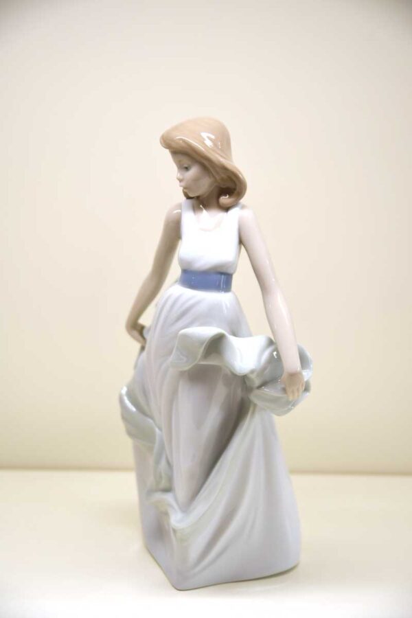 Statuina Giocando nel vento BR 01343 Statuina Giocando nel vento BR 01343