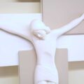 Cristo Croce Legno nocciola e bianco