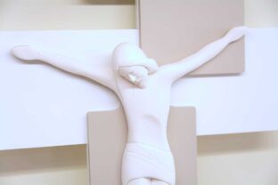Cristo Croce Legno nocciola e bianco Cristo Croce Legno nocciola e bianco
