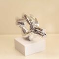 Scultura "Nodo Infinito" su Base Colorata